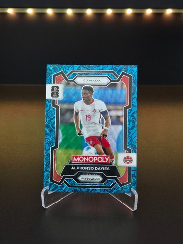 Alphonso Davies 2026 Panini Monopoly Prizm Copa Mundial de la FIFA Fútbol Blue Wave