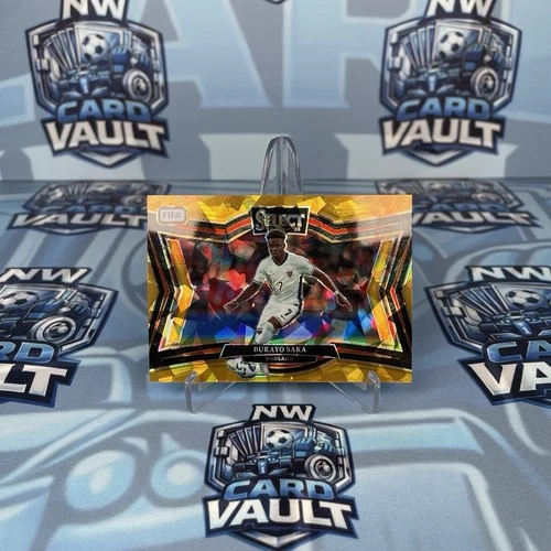 Bukayo Saka 2024 Panini Select FIFA Oro agrietado campo de hielo /10