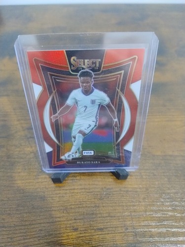 Bukayo Saka 2024 Panini Select Rouge, Blanc et Bleu
