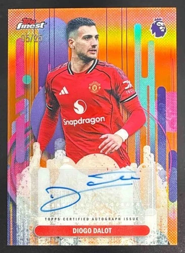 Diogo Dalot 2025 Topps Finest Arancione Rifrattore /25