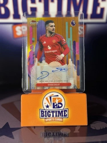 Diogo Dalot 2026 Topps Finest Orange Refractor /25