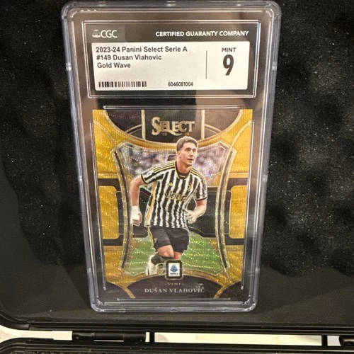 Dusan Vlahovic 2023 Panini Select Gold Wave Prizm /10