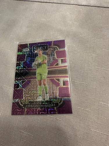 Emiliano Martínez 2024 Panini Select Pink Mojo Prizm /199