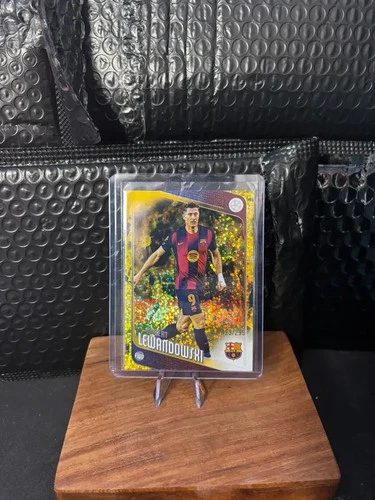 Robert Lewandowski 2025 Topps Flagship Yellow Refractor /299
