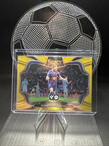 Robert Lewandowski 2025 Panini Select Gold Field Level /10
