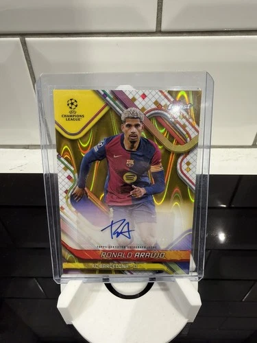 Ronald Araújo 2025 Topps Finest Gold Wave /50